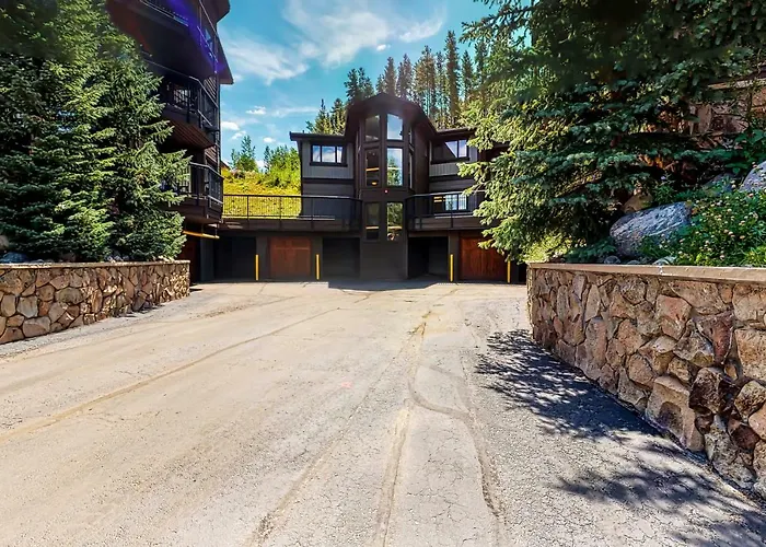 Woods Manor 101A